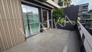 APPARTAMENTO DI LUSSO CON 3 CAMERE DA LETTO CON TERRAZZA E 2 POSTI GARAGE NEL PARCO KNEŽEVA