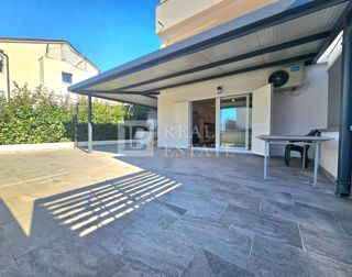 CRIKVENICA - appartamento in un nuovo edificio con terrazza privata di 125 m2