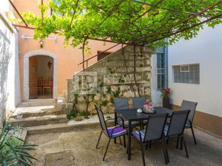 GRIŽANE - casa in pietra ristrutturata con cortile e giardino