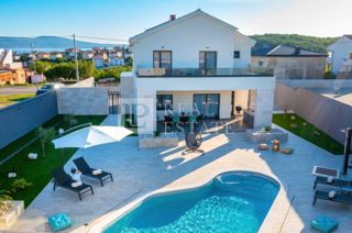 NOVI VINODOLSKI - villa lussuosamente arredata con piscina