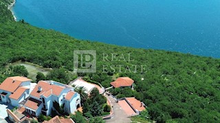 JADRANOVO - villa con appartamenti e piscina in prima fila sul mare