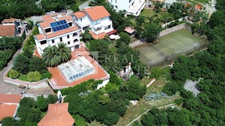 JADRANOVO - villa in prima fila al mare (11 appartamenti, strada privata per la spiaggia, campo da tennis)