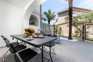 Malinska, appartamento ristrutturato con giardino, prima fila sul mare