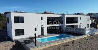 Moderna Casa Bifamiliare con Piscina e Vista Mare – Vicino a Krk