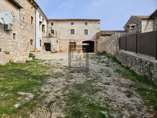 Parenzo, dintorni, casa autoctona con ristrutturazione iniziata!