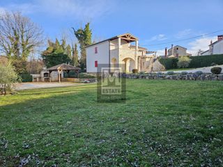 Parenzo, dintorni, villa con due appartamenti, ampio giardino e piscina!