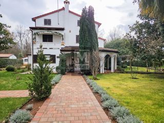 Poreč, dintorni, una casa affascinante con un ampio giardino e garage!