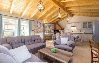 Parenzo, dintorni, Casa in pietra ristrutturata ai margini del villaggio