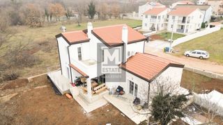 Parenzo, dintorni, Casa con piscina in una posizione tranquilla