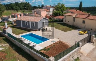 Parenzo, dintorni, Casa unifamiliare con piscina ai margini del villaggio
