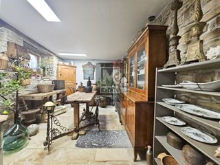 Istria, Oprtalj, una casa con tre appartamenti e un negozio nel cuore del centro storico!