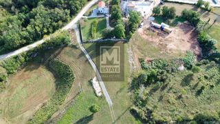 Parenzo, dintorni, terreno edificabile attraente!  Vendesi ampio terreno edificabile per la costruzione di case in una zona tranquilla a 20 km dalla città di Parenzo e dalle prime spiagge.  Tutte le strutture necessarie per una vita piacevole come sc