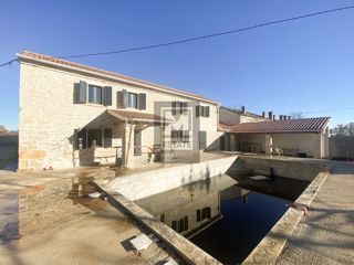 Istria, Gimino, Casa con ampio giardino e piscina