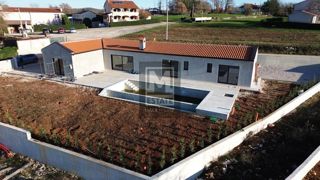 Parenzo, dintorni, casa a un piano con piscina e ampio giardino!