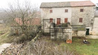 Parenzo, dintorni, Due case da ristrutturare con giardino
