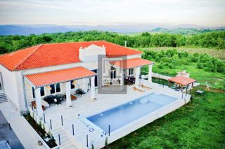 Parenzo, dintorni - Scuola rinnovata con piscina e sauna!