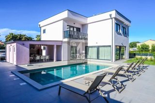 Parenzo, ottima villa con piscina a 800 m dal mare!
