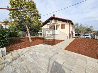 Parenzo, casa bifamiliare con due appartamenti e giardino in una posizione ambita!