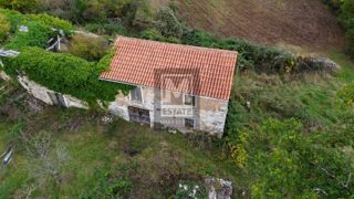 Istria, Oprtalj, tenuta con ampio terreno e vista mare!