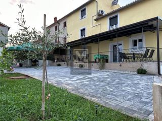 Parenzo, dintorni, Casa bifamiliare ristrutturata con giardino