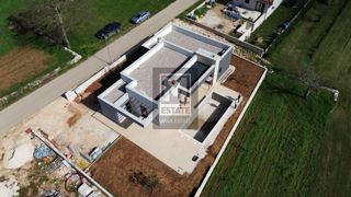 Parenzo, dintorni, Casa ad un piano con piscina in una posizione tranquilla