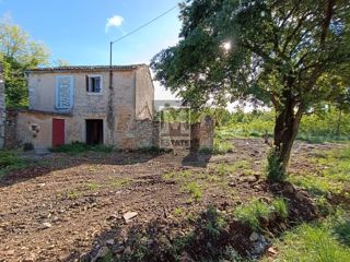 Parenzo, dintorni, Casa in pietra con giardino da ristrutturar