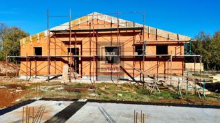 Parenzo, dintorni, moderna casa a un piano in fase di completamento, posizione interessante!