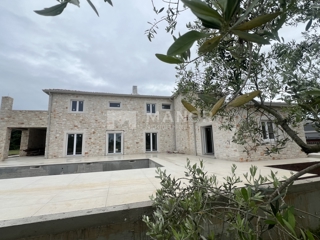 ISTRIA, PARENZO – Villa in pietra con giardino e piscina
