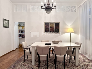 OPATIJA, CENTRO – Elegante appartamento 3 locali in villa, vista mare, 2 posti auto, terza fila dal mare