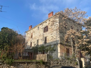 Pola, Centro - Appartamento sottotetto da ristrutturare