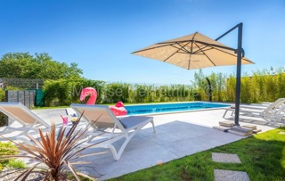 Ližnjan - Casa con Piscina in Posizione Tranquilla