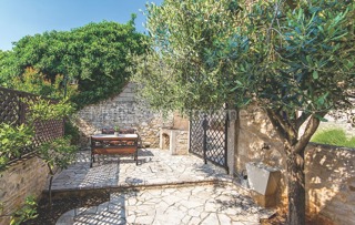 Krnica, Istria - Casa in pietra arredata in stile autentico con cortile