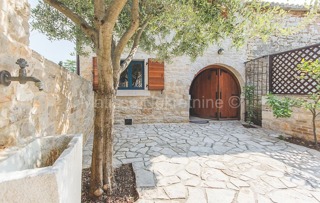 Krnica, Istria - Casa in pietra arredata in stile autentico con cortile