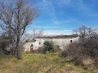 Dintorni Dignano Una grande tenuta rurale con oggetti in pietra e vista sul mare