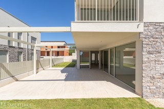 Appartamento di 108 m2 con ampio giardino vicino al mare, Cittanova, Istria