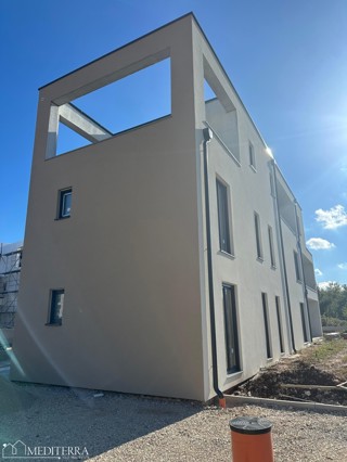 Eccellente appartamento con due camere da letto in una posizione tranquilla, Parenzo, Istria