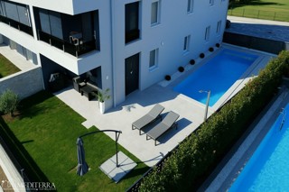 Splendido appartamento modernamente arredato con piscina in una posizione eccellente, Novigrad, Istria