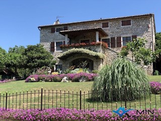 Casa in pietra d'Istria con un bellissimo giardino