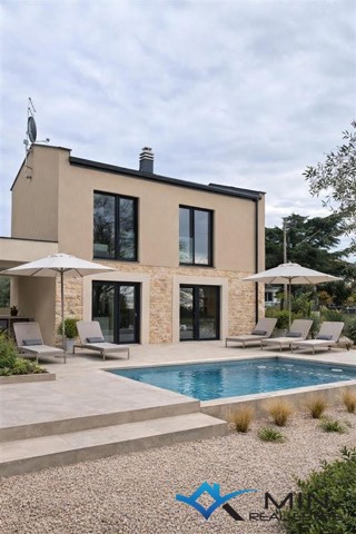 Casa bifamiliare con piscina vicino a Cittanova