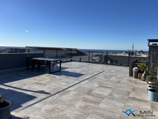 Appartamento con terrazza sul tetto e vista panoramica sul mare a Cittanova