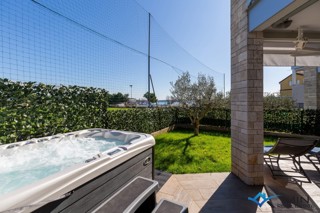 Appartamento con giardino, prima fila al mare a Cittanova