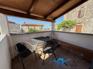 Casa a schiera in pietra con 2 appartamenti a Verteneglio