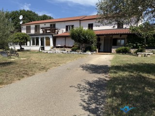 Casa in pietra con ampio giardino - Cittanova