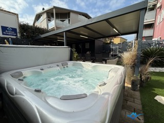 Appartamento con ampio giardino e jacuzzi a Novigrad