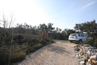 Betina, terreno agricolo vicino al mare