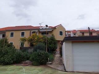Sebenico, casa con terreno vicino alla spiaggia
