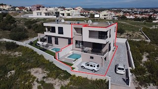 Vodice, bella casa bifamiliare con piscina