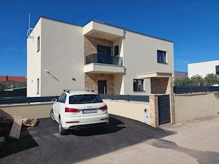 Vodice, bellissimo edificio nuovo con piscina