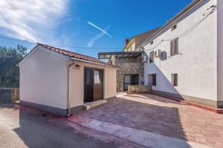 MALINSKA – Casa tradizionale in pietra con dependance e grazioso cortile
