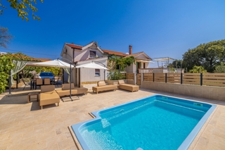 CITTÀ DI KRK, dintorni - Casa bifamiliare con piscina in una posizione tranquilla